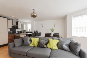 Stunning Contemporary Apartment - Free Parking - 5 Minute Walk To The Beach - Great Location - Fast WiFi - Smart TV With Netflix Included - Contractor Friendly - Perfect For Short and Long Stays